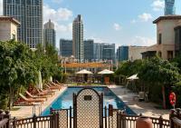 Bazén v ubytování Spectacular 2BR in Souk Al Bahar, Downtown with Burj & Dubai Mall view by Rich Stay nebo v jeho okolí