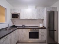 Kuchyňa alebo kuchynka v ubytovaní Sunny Luxury Apartment with two great sunny - level terraces, two swimming pools, in a new complex Pueblo Majorero, close to Fuerteventura Golf Club, next to the beach , Atlantico Shopping Mall and casino in Caleta de Fuste