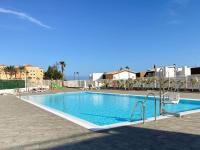 Bazén v ubytovaní Sunny Luxury Apartment with two great sunny - level terraces, two swimming pools, in a new complex Pueblo Majorero, close to Fuerteventura Golf Club, next to the beach , Atlantico Shopping Mall and casino in Caleta de Fuste alebo v jeho blízkosti