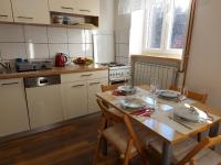 Kuchyňa alebo kuchynka v ubytovaní Apartman Tinče