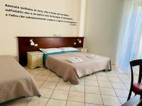 Łóżko lub łóżka w pokoju w obiekcie Mamamia #Lipari
