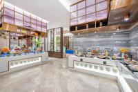 um restaurante com uma linha de buffet com comida em exposição em Evwa Platinum Hotel em Huizhou
