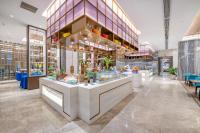 uma loja com um balcão no meio de um edifício em Evwa Platinum Hotel em Huizhou