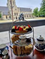 een bord met drie lagen voedsel op een tafel bij St James Hotel in Grimsby