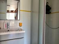 Kúpeľňa v ubytovaní Pavillon à 150m de la plage, 5 couchages - FR-1-336-37