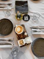 - une table blanche avec des assiettes et une tasse de café dans l'établissement Готельно-ресторанний комплекс Щастя, à Poltava