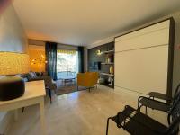 Telewizja i/lub zestaw kina domowego w obiekcie C012-Appartement confortable avec piscine, tennis et grand parc