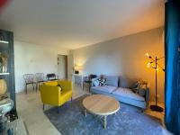 Część wypoczynkowa w obiekcie C012-Appartement confortable avec piscine, tennis et grand parc