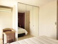 Łóżko lub łóżka w pokoju w obiekcie C012-Appartement confortable avec piscine, tennis et grand parc