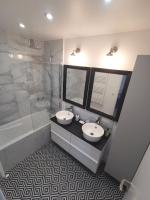 Kupatilo u objektu Ker Romain - Sea View - 3 bedrooms Appt