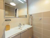 Łazienka w obiekcie Maison Angoulins: 6 Pers, Mer à 150m, WIFI, Terrasse, Équipée Bébé - FR-1-535-45
