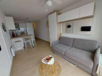 Kuchyňa alebo kuchynka v ubytovaní Grau d'Agde : Studio cabine avec terrasse, parking privé, vue mer - FR-1-423-270