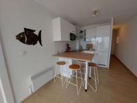 Kuchyňa alebo kuchynka v ubytovaní Grau d'Agde : Studio cabine avec terrasse, parking privé, vue mer - FR-1-423-270