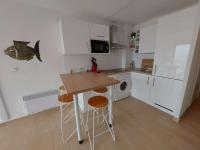Kuchyňa alebo kuchynka v ubytovaní Grau d'Agde : Studio cabine avec terrasse, parking privé, vue mer - FR-1-423-270