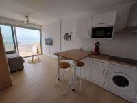 Kuchyňa alebo kuchynka v ubytovaní Grau d'Agde : Studio cabine avec terrasse, parking privé, vue mer - FR-1-423-270