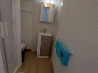 Kúpeľňa v ubytovaní Grau d'Agde : Studio cabine avec terrasse, parking privé, vue mer - FR-1-423-270