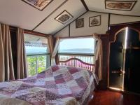 Postel nebo postele na pokoji v ubytování บ้านนางฟ้า เกาะสีชัง Baan Nangfa