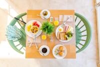 una mesa con desayuno y café. en Hotel Cala Font, en Salou