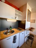Kuchnia lub aneks kuchenny w obiekcie Splendide studio Moderne - Proche centre - Laverie