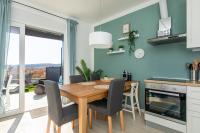 Kuchnia lub aneks kuchenny w obiekcie Apartment Libelle 5 star apartment in Krk!