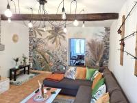 sala de estar con sofá y mural en Maison de 2 chambres avec terrasse a Deville, en Deville