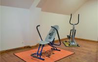 Posilňovňa alebo fitness centrum v ubytovaní 6 Bedroom Stunning Home In Janville