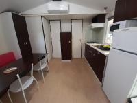 Kuchyňa alebo kuchynka v ubytovaní Camping du Nizour