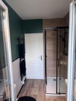 Kúpeľňa v ubytovaní Chez Marcel ménage et linge inclus