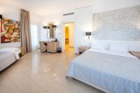 Posteľ alebo postele v izbe v ubytovaní Orizontes Hotel Santorini
