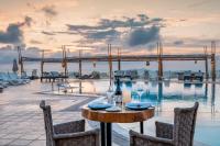 Bazén v ubytovaní Orizontes Hotel Santorini alebo v jeho blízkosti