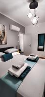 Posteľ alebo postele v izbe v ubytovaní Elegant Seaside 2 Floor Apartment