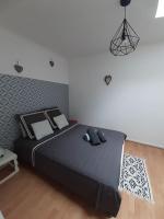 Łóżko lub łóżka w pokoju w obiekcie Maison de charme Antibes