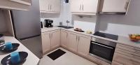 Kuchyňa alebo kuchynka v ubytovaní Elegant Seaside 2 Floor Apartment
