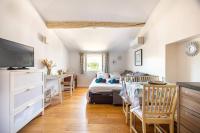 Telewizja i/lub zestaw kina domowego w obiekcie 6 - Charming studio,Heart old town, beach walk