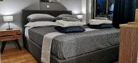 Posteľ alebo postele v izbe v ubytovaní Elegant Seaside 2 Floor Apartment