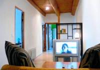 Telewizja i/lub zestaw kina domowego w obiekcie Maison de charme en campagne à Arlempdes avec jardin