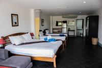 Postel nebo postele na pokoji v ubytování Deng's kamala beach Guesthouse