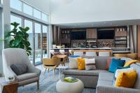 韦科Element Waco的一间带两张沙发的客厅和一间酒吧