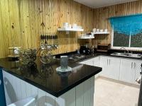 Kuchyň nebo kuchyňský kout v ubytování Alaia Casa de campo By Hospedify Para 10 personas en la naturaleza con BBQ cerca de rió cristalino