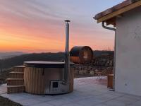 - un barbecue sur une terrasse avec un coucher de soleil en arrière-plan dans l&#39;établissement L&#39;Annexe de La Grande Oasis, à Grazac