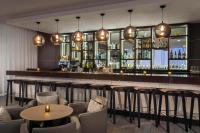 een bar in een restaurant met tafels en stoelen bij AC Hotel by Marriott Miami Beach in Miami Beach