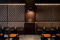 een restaurant met tafels en stoelen voor een muur van bij AC Hotel by Marriott Miami Beach in Miami Beach