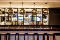 een bar met veel flessen alcohol bij AC Hotel by Marriott Miami Beach in Miami Beach