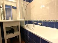 Łazienka w obiekcie Appartement 2 Pièces avec Piscine et Parking - FR-1-504-663
