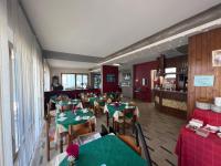 Reštaurácia alebo iné gastronomické zariadenie v ubytovaní Hotel Primavera