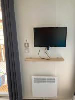 Telewizja i/lub zestaw kina domowego w obiekcie Camping 5* - Biscarosse Lac - MobilHome 2 chambres - 4 personnes