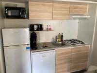 Kuchnia lub aneks kuchenny w obiekcie Camping 5* - Biscarosse Lac - MobilHome 2 chambres - 4 personnes