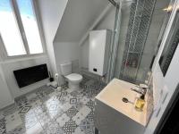 a bathroom with a toilet and a shower and a sink at Le Briais in Melun