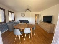 Telewizja i/lub zestaw kina domowego w obiekcie Logement entier dans maison - Passy - 6 personnes