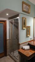 A bathroom at Donna Guia suite
